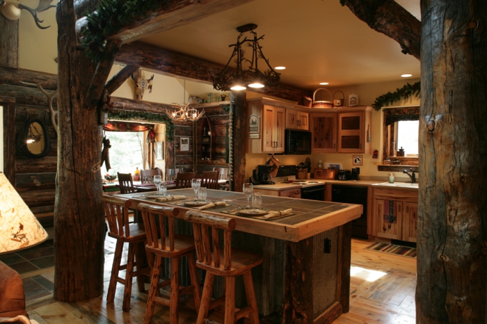 空间厨房现代化的乡间别墅家具厨房岛餐桌和椅子质朴，鹿角吊灯