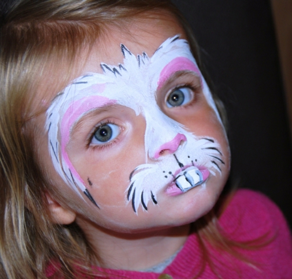боядисване заек лице - малко момиче със светли очи