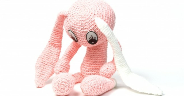 गुलाबी खिलौना हाथी के साथ-बड़ी आंखें