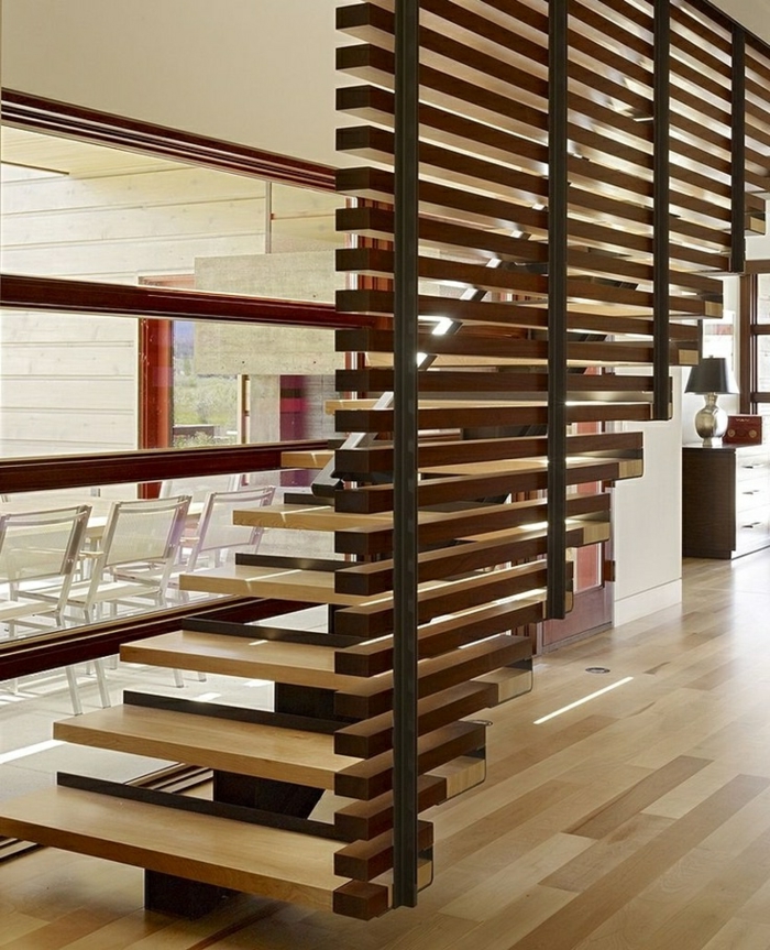 空间trenner-的木材，有吸引力的楼梯