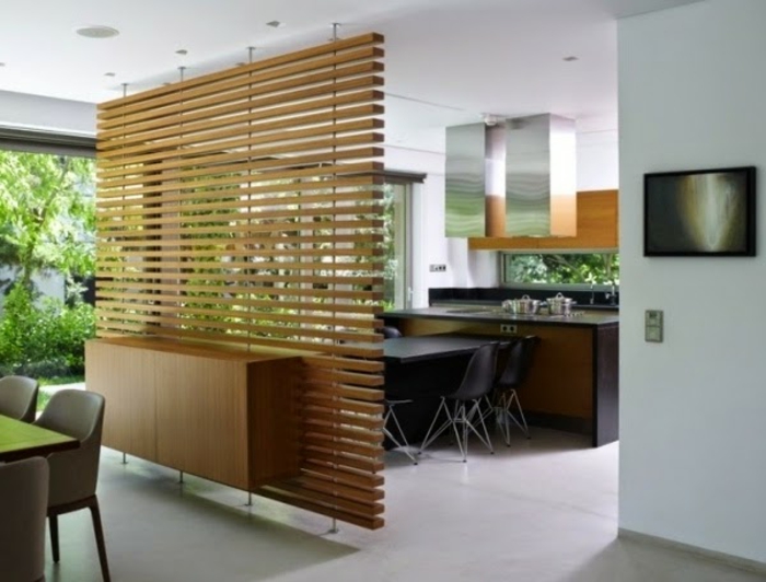 空间trenner-的木材，玻璃墙功能于客厅
