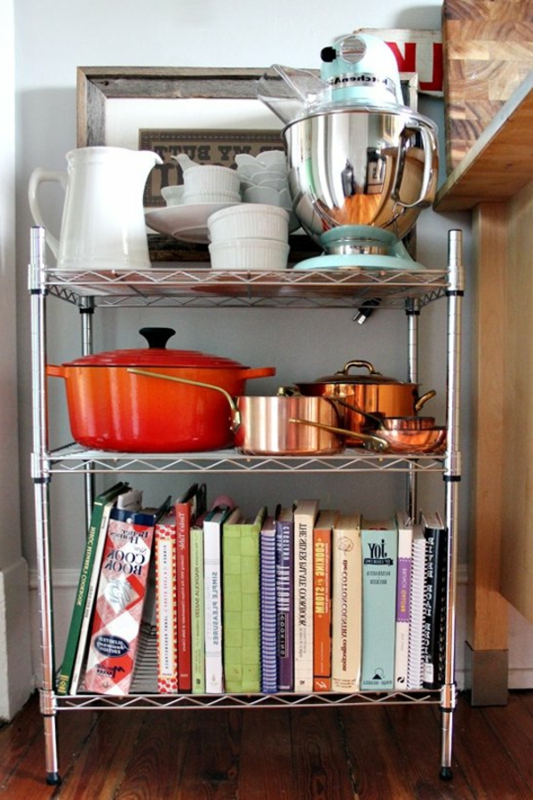 vaisselle et livres - étagères en fil de fer dans la cuisine