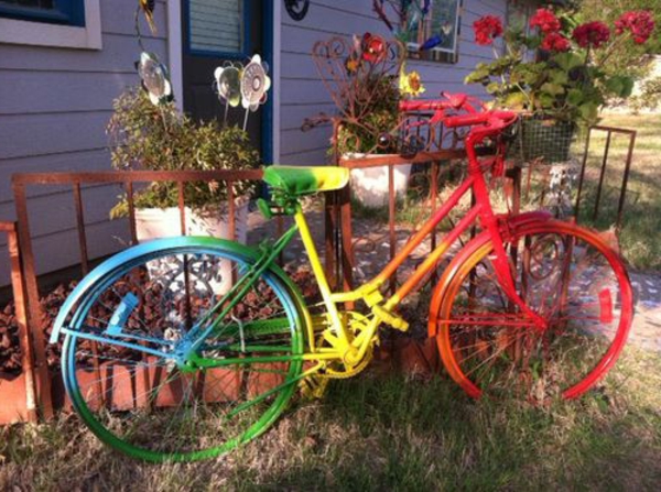 Decoración de bicicleta arcoiris al lado de la casa