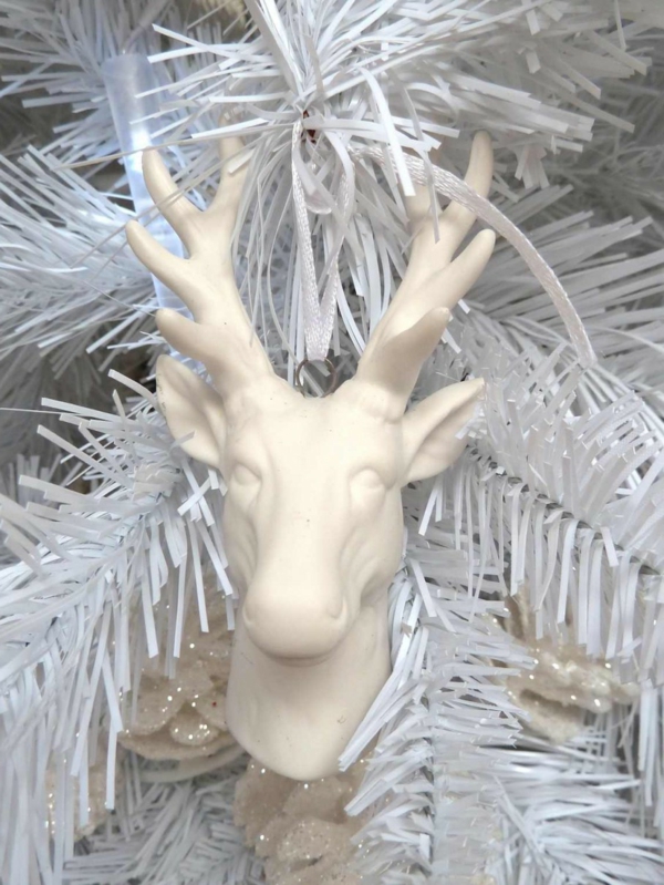 לבן קישוט חג המולד - עץ אשוח לבן עם א ב על זה