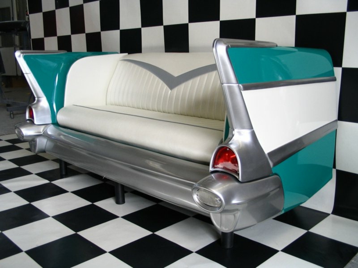 Багажника се превръща в фотьойл в зелен и бял цвят - 50-те години декорация