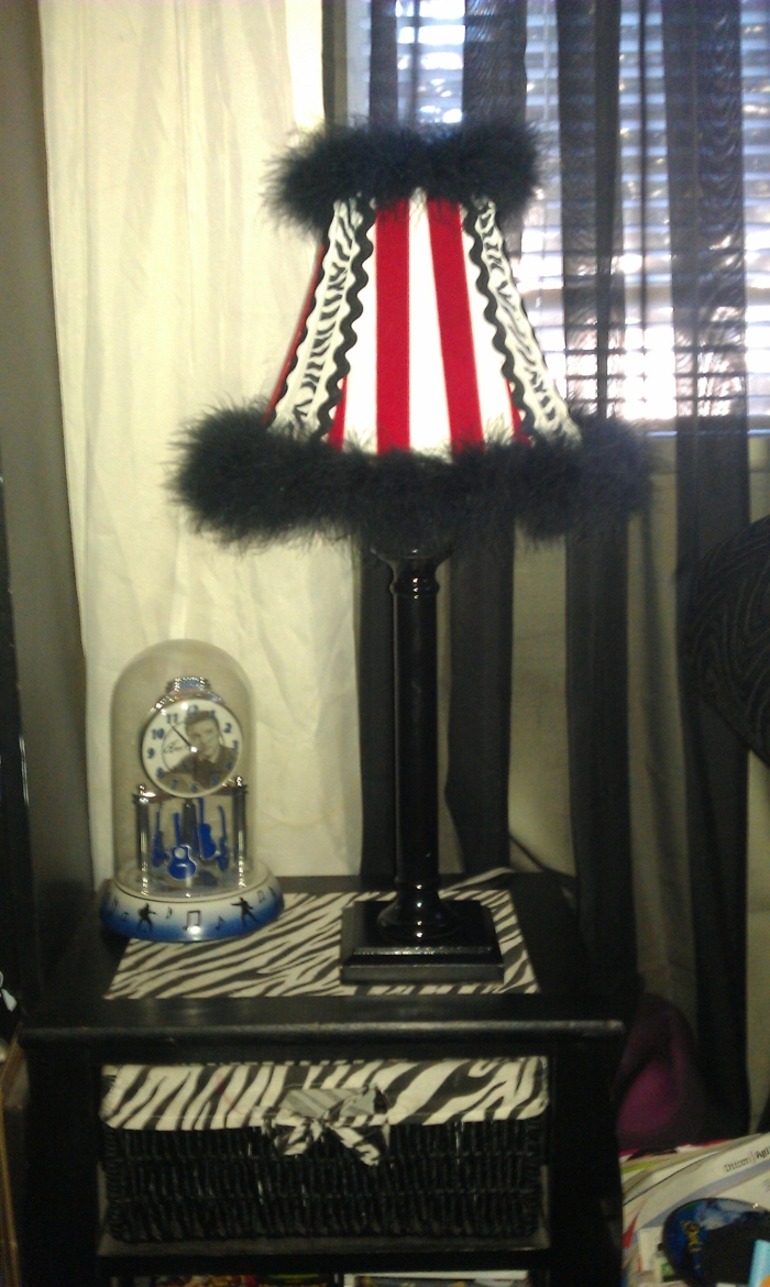Елвис Пресли гледат подовата лампа с типична черна завеса за Rockabilly декорация