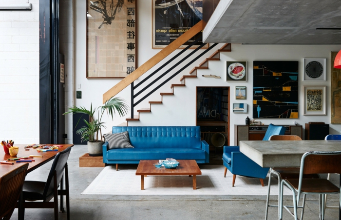sofá azul y sillones pequeños cuadros en la pared - decoración de los años 50