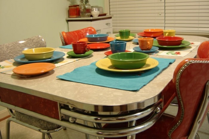ρετρό-διακόσμηση-in-the-κουζίνα-πολύχρωμο σχεδιασμό επιτραπέζια σκεύη, ελκυστικό τραπέζι