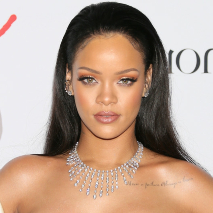 Rihanna kosa - srebrna ogrlica s privjescima, glatka crna kosa, moderan izgled