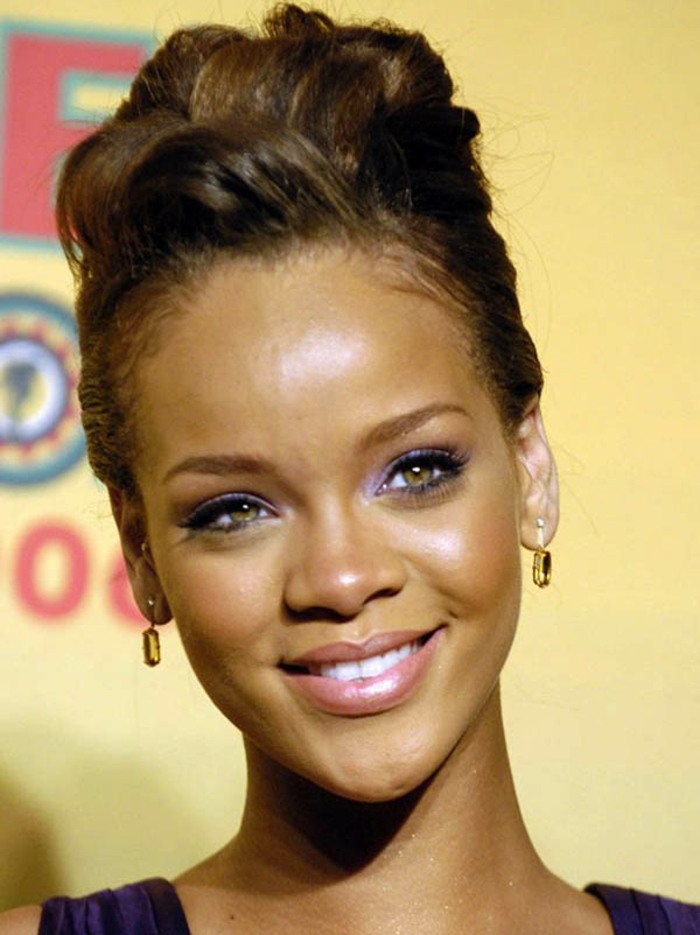 Rihanna näyttää niin sympaattiselta tämän kampauksen, updo kampauksen kiharat - Rihanna hiukset
