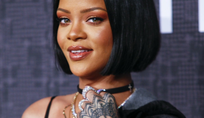 Rihannan hiukset, siisti bob hairstyle monta rengasta ja musta kaulus