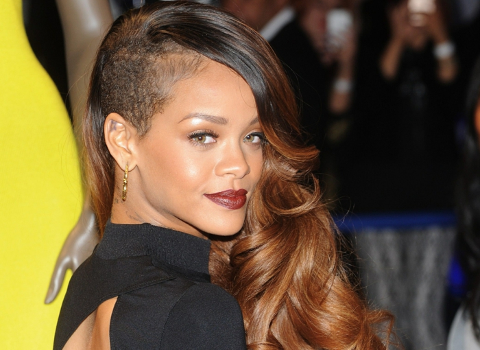 Rihannan kiharat hiukset ovat kasvaneet hieman - Rihannan hiukset