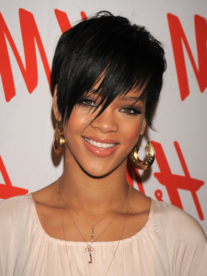 musta lyhyet hiukset Rihannasta, jossa on upea poni ja kultaiset korvakorut