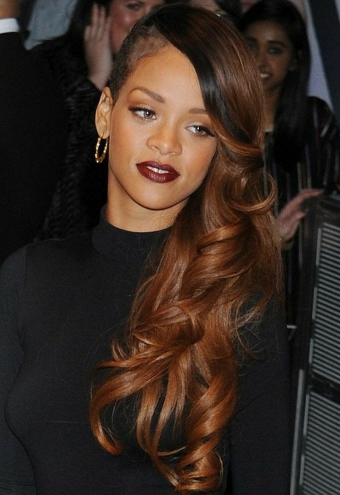 Rihanna hairstyle - μακρά από τη μία πλευρά, ξυρισμένη από την άλλη σε καφέ χρώμα