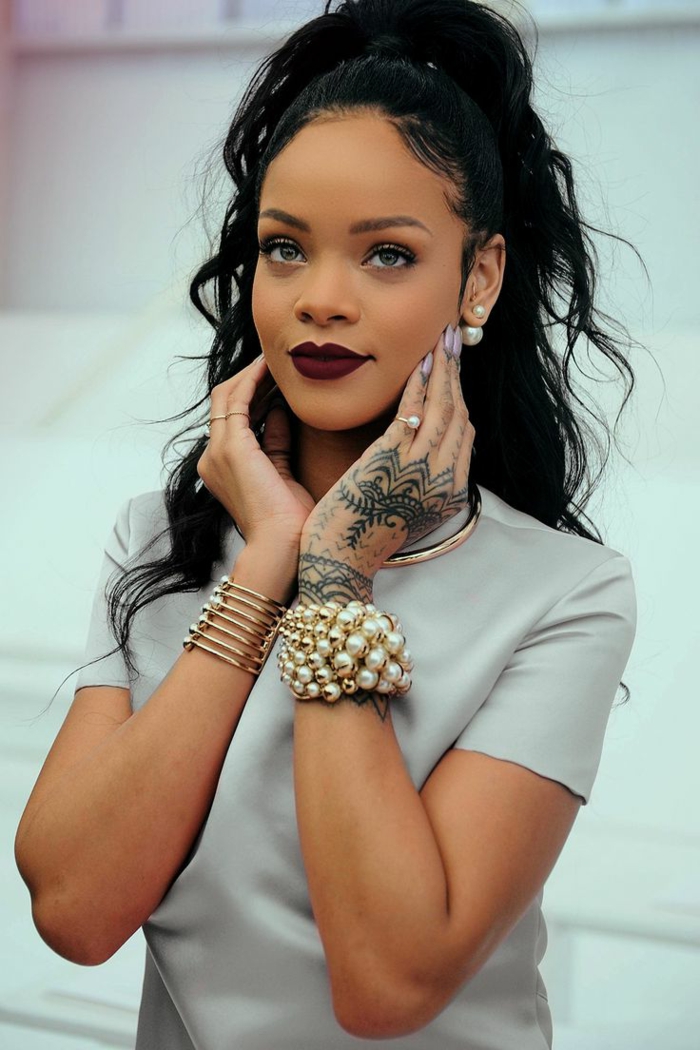 χαριτωμένη εμφάνιση της Rihanna με δύο βραχιόλια με μαργαριτάρια, εύθραυστα μαύρα μαλλιά με updo hairstyle - τα καλύτερα hairstyles
