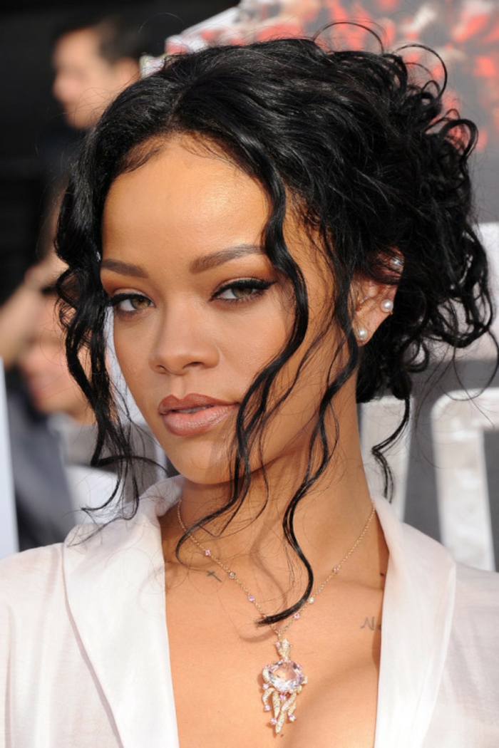 mustat hiukset, joilla on vapaat pudotetut kiemurut, muuten updo kampaukset - Rihannan kampaukset