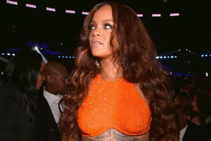 prekrasne kovrče u smeđoj boji s crvenim naglascima, narančasta bluza - Rihanna frizura