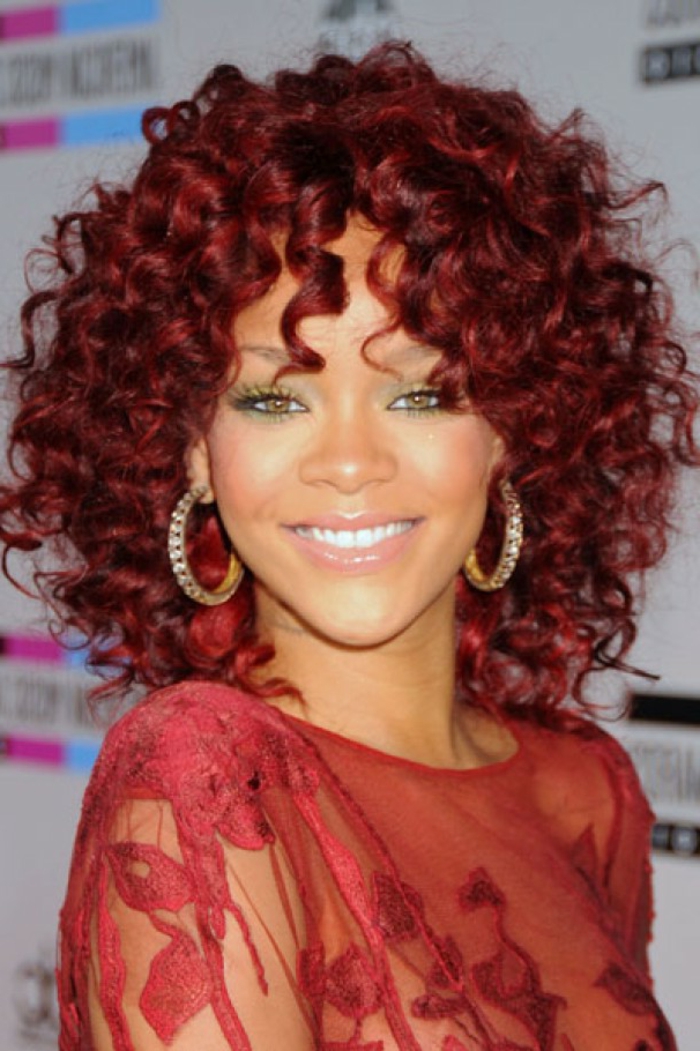 kovrčavu crvenu kosu - zadnji hit Rihanna - Rihanna frizura