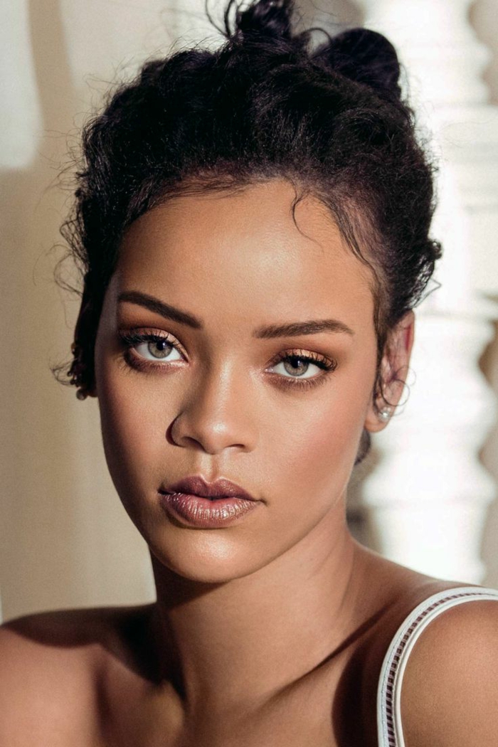 brzo i jednostavno Rihanna frizuru s malim naušnicama prije nekoliko godina