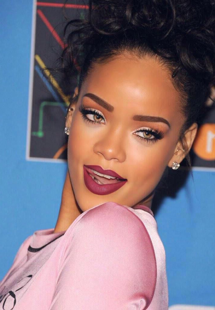 ružičasta haljina frizura s kovrčama, male dijamantne naušnice - Rihanna frizura