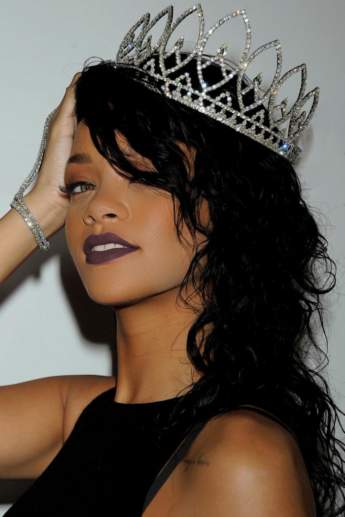 mustat hiukset kiharat, iso hopeakruunu, musta huulipuna - Rihanna kampaus