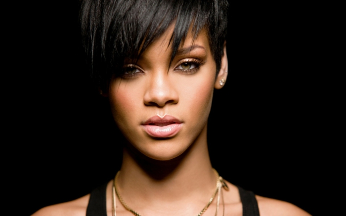 Rihanna κοντά μαλλιά με μια απότομη πόνι, χρυσά κοσμήματα, μαύρα ρούχα