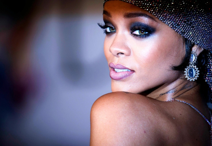 Rihanna lyhyet hiukset, houkutteleva kuva mielenkiintoisilla korvilla
