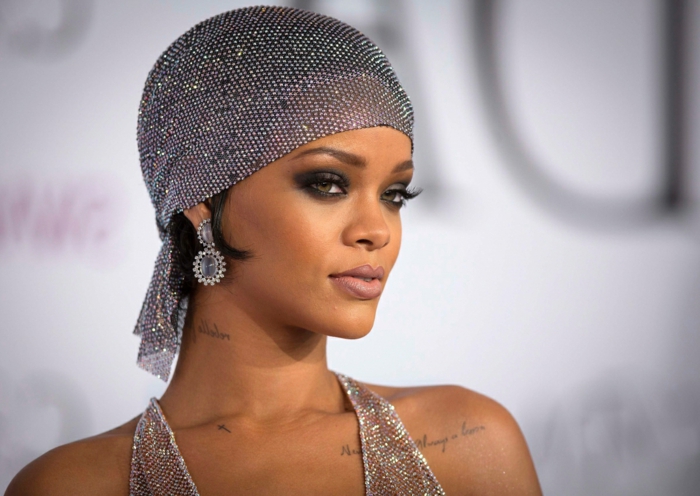 Rihanna kratka kosa i srebrna tkanina u skladu s haljinom