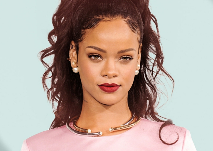 Rihanna vaaleanpunainen mekko, kultainen kaulakoru ja punainen huulipuna, helmi korvakorut - kuvat Rihanna