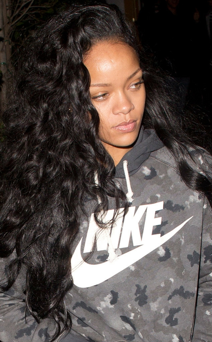 Kuvia Rihannasta NIKE-asuilla - kiharat hiukset paparazzo-kuva
