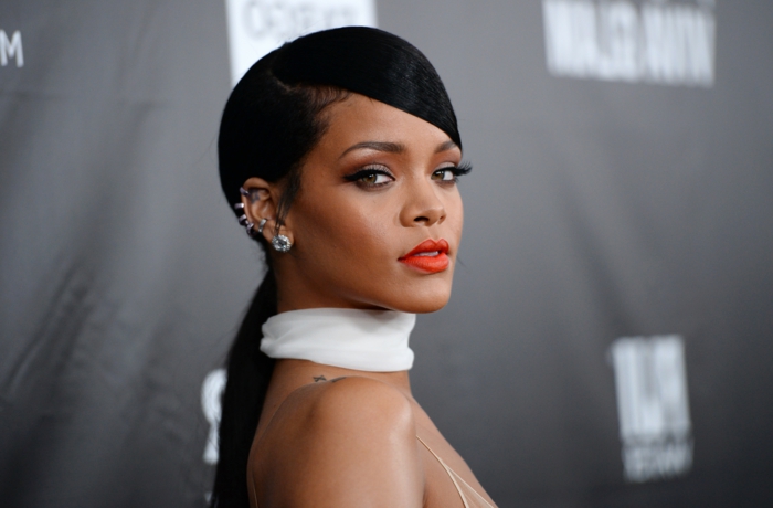 Punainen huulipuna ja valkoinen huivi, mustat hiukset ja hopeiset korvakorut - kuvat Rihanna