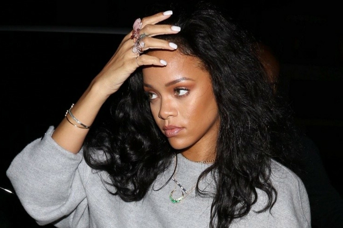 Slike Rihanna iz Paparazza s mnogo prstena, dugih prirodnih kovrča