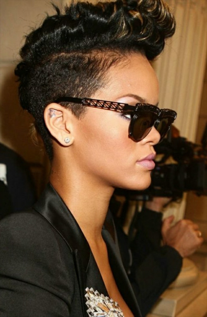 Rihanna kratka kosa crna podcut dizajner crna stakla