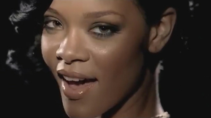 Rihanna lyhyet hiukset leikkaavat sateenvarjon tai sateenvarjon musiikkivideosta