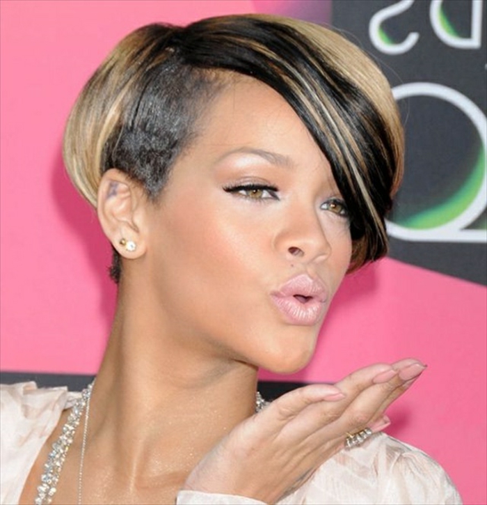 Rihanna lyhyet hiukset kaksisävyiset kampaukset - musta ja vaalea, vaaleanpunainen huulipuna ja hopeakoruja