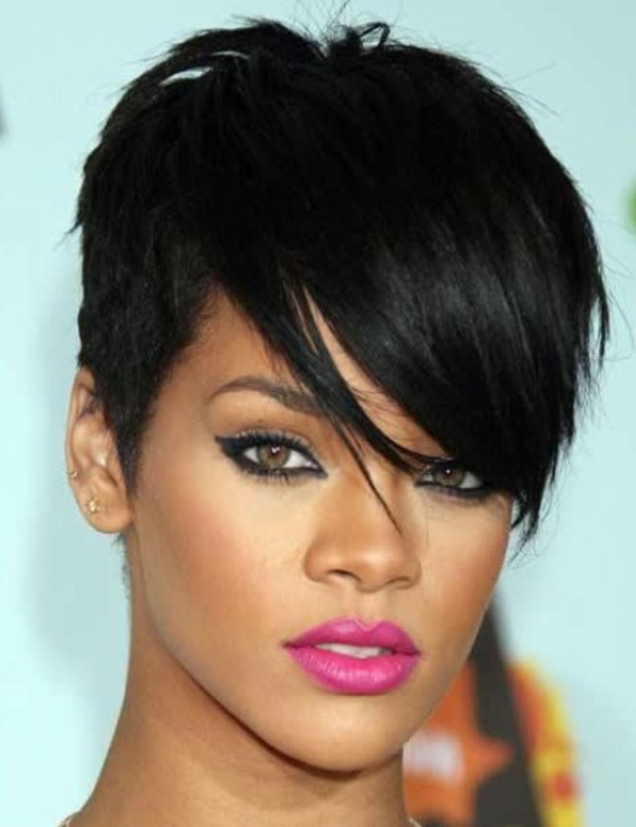 Rihanna lyhyet hiukset mustat otsatukka ja vaaleanpunainen huulipuna, pienet korvakorut