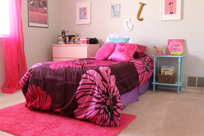 Habitación juvenil deco 1950 para niñas con sábanas rosas y alfombras