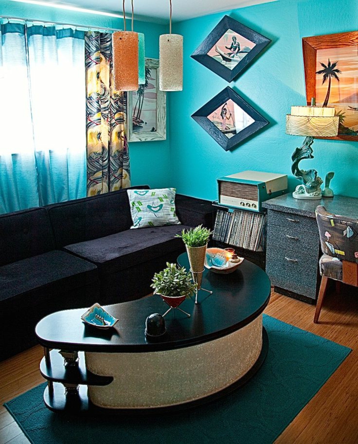 decoración retro en la sala de estar pintada de azul con muchos elementos de los años 50