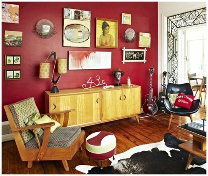 Deco retro: muchos murales, dos guitarras, dos sillas y taburetes vintage, una alfombra elegante