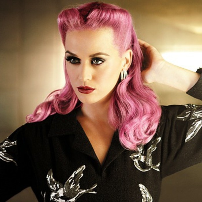 rockabilly frizura 50-es évek stílusa rózsaszín haj-közepes