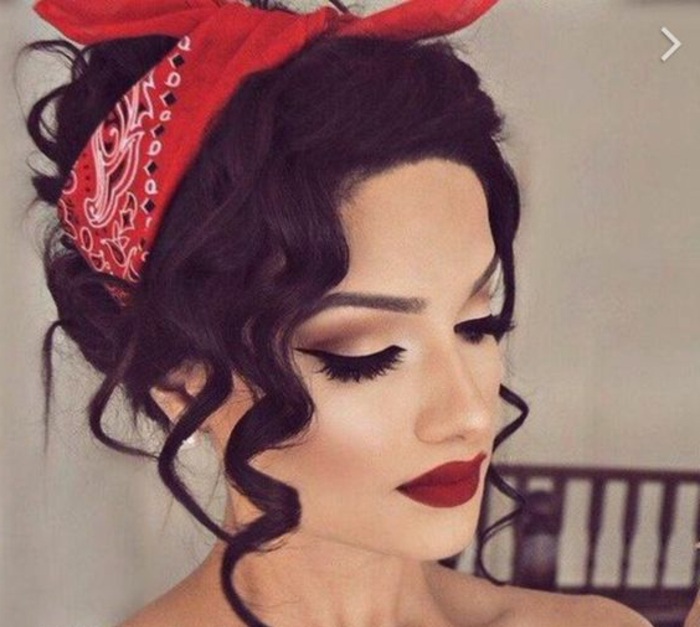 dama con el pelo rizado, negro, peinado con pañuelo y lápiz labial rojo