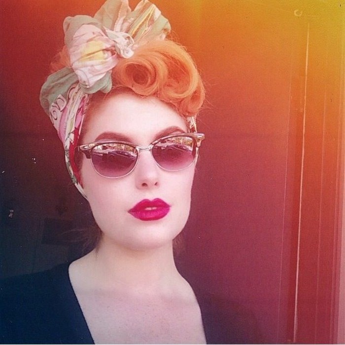 rockabilly frizura Chic-nő-a-szőke haj-és napszemüveg
