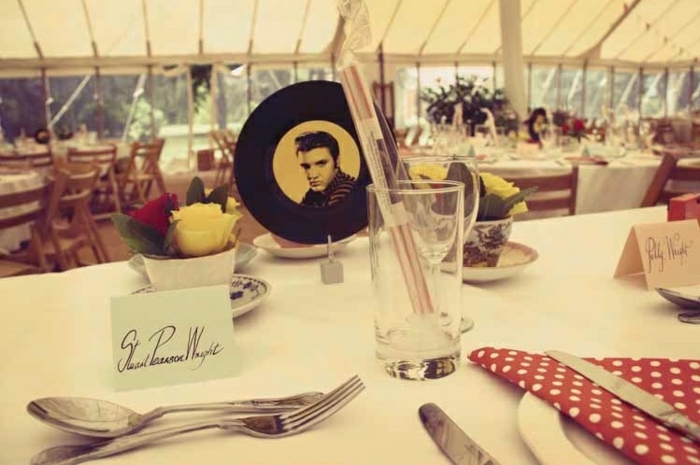 otra decoración de boda inspirada en Elvis - Elvis en el registro en el medio de la mesa
