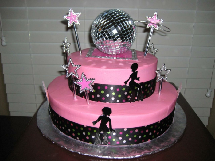 गुलाबी रंग में परिपूर्ण 50 की पार्टी के लिए एक डिस्को केक
