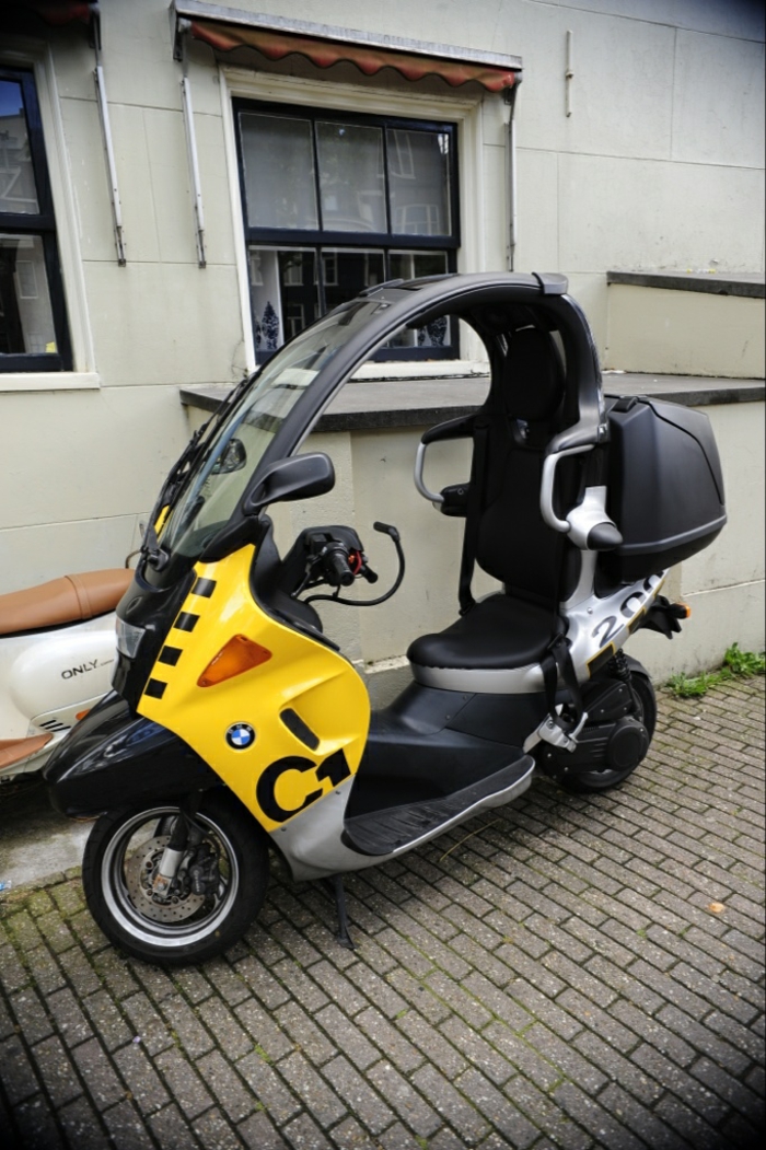 moto-con-techo-model-en-negro y amarillo