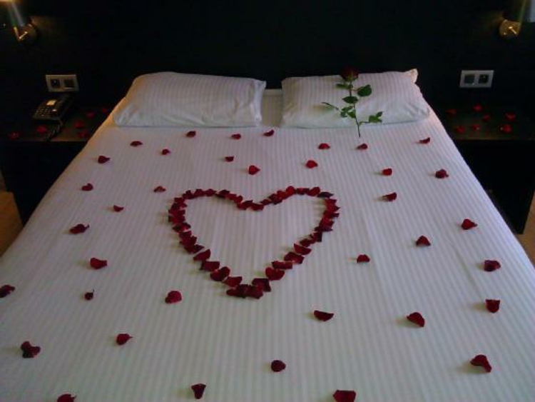 रोमांटिक बिस्तर दिल गुलाब फूल-पंखुड़ियों-ठाठ-महान सर्वाधिक आधुनिक वेलेंटाइन