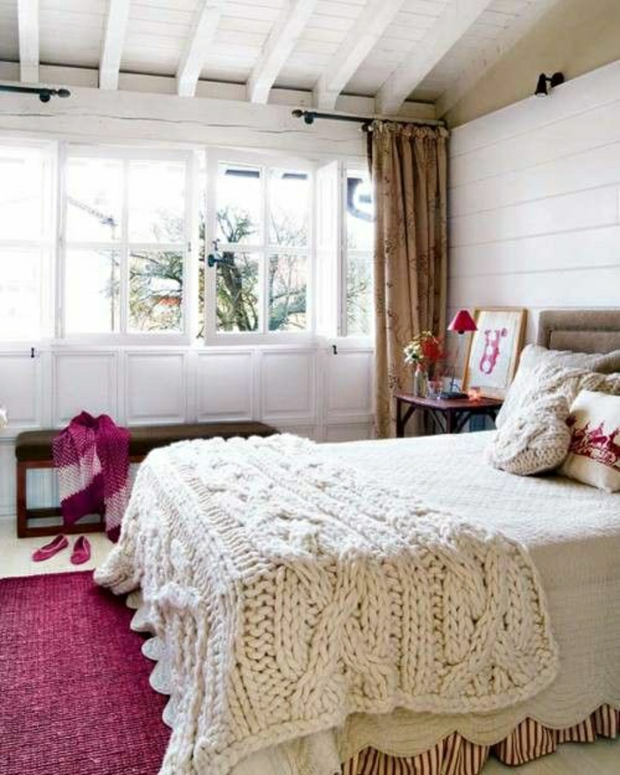 habitación con una decoración romántica colcha colcha de color beige