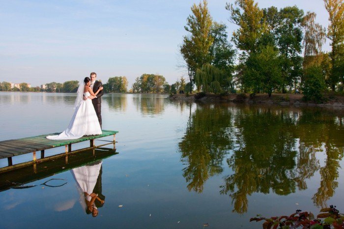 romantique mariée photographie de mariage et le marié sur le quai
