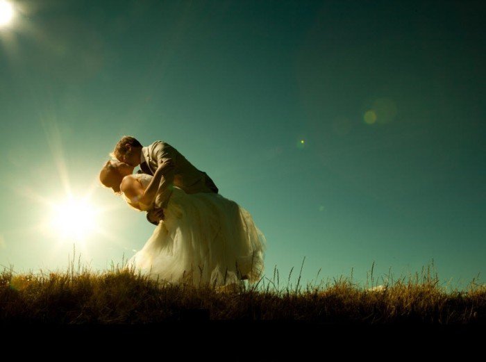 photographie de mariage romantique baiser sous-la-Sonnenscheinen