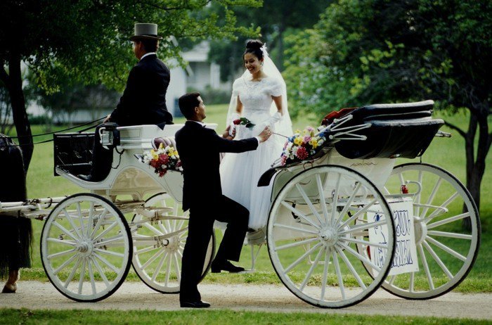 romantique photos de mariage mariée gens avec chariot